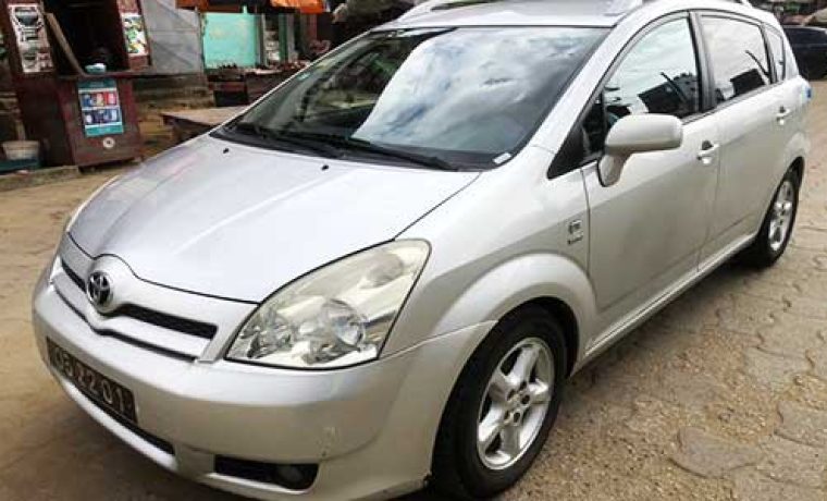 Location voiture Toyota Corolla Verso à Douala