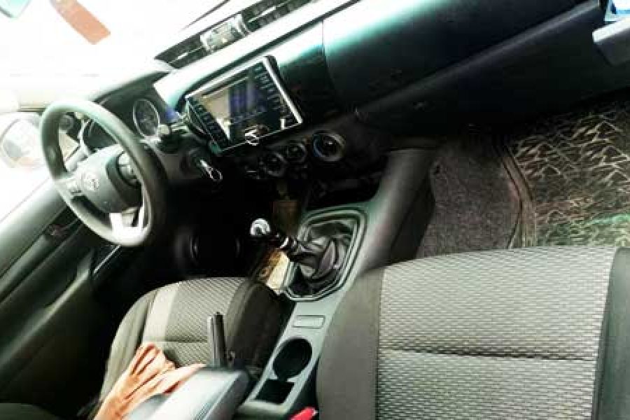 Location voiture Toyota Hilux Pickup 2017 Douala